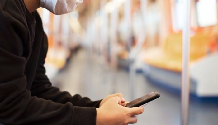 5 Tips Aman Membawa Smartphone Saat Traveling