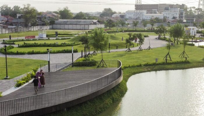 Taman Rekreasi Keluarga di Tengah Kota Surabaya